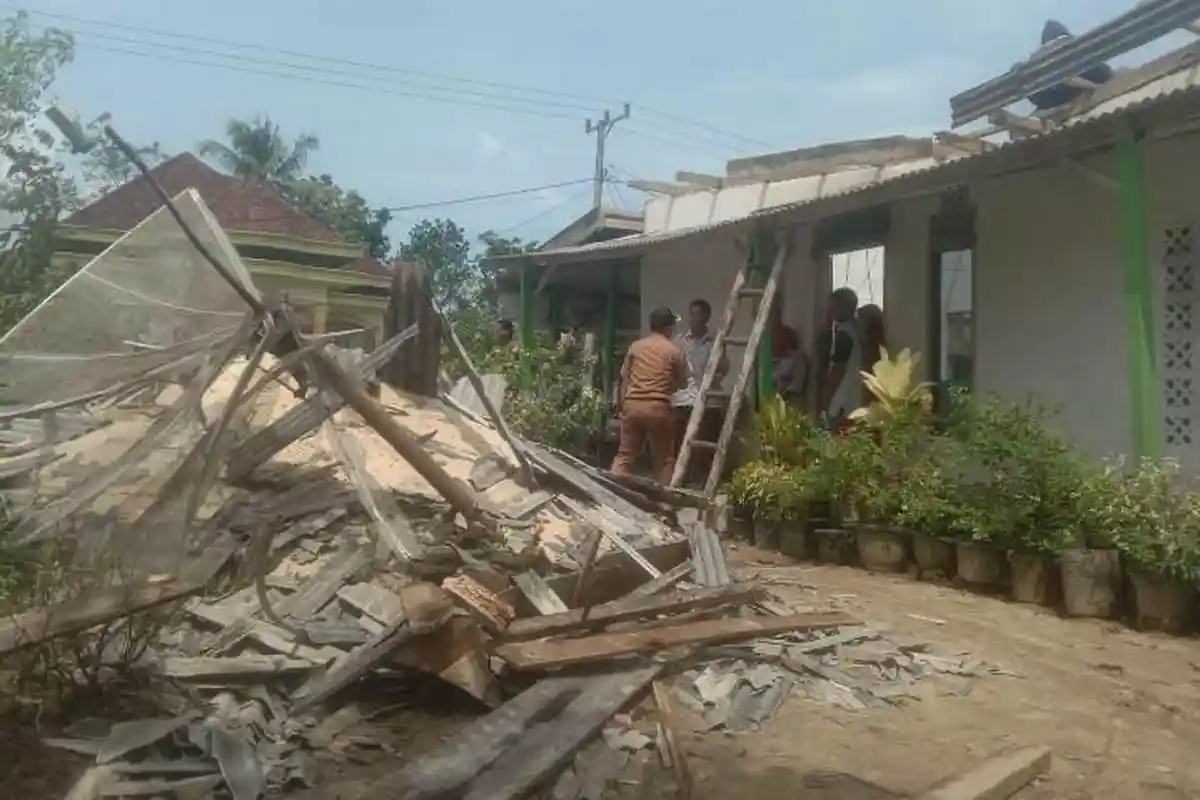 Angin Puting Beliung Sapu Fasilitas Umum dan Rumah Warga di Tulangbawang Lampung