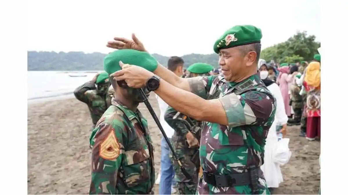 Taruna Akmil Tingkat lV Resmi Sandang Baret Infanteri