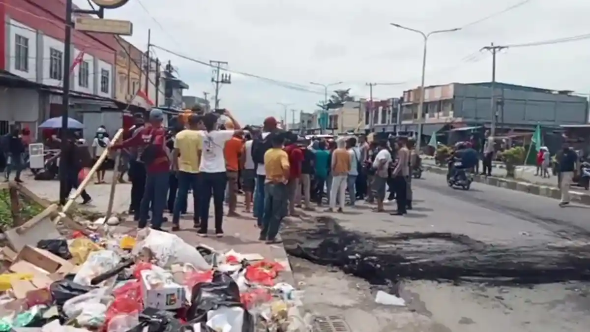 Panitia Tak Jelas, Relawan PON XX Papua di Timika Bakar Ban Hingga Jalan Macet