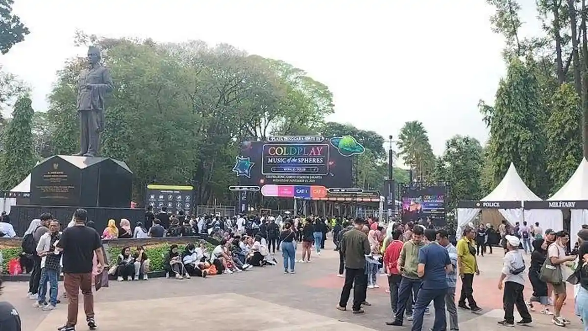 Penonton Konser Coldplay Padati Areal GBK Sejak Siang
