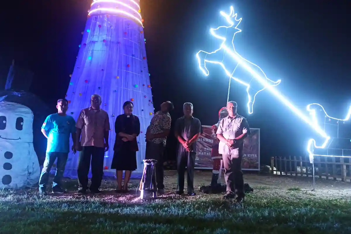 Natal 2022, Inisiatif Pemuda Kelurahan Pasir Panjang Kota Kupang Pasang Pohon Natal