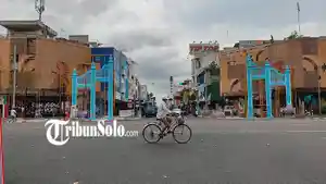 Suasana-di-koridor-Ngarsopuro-yang-dikabarkan-bakal-dilewati-kirab-pernikahan-Kaesang-dan-Erina.jpg
