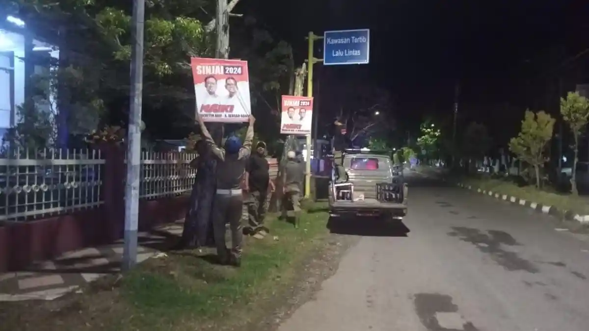 Malam-malam Satpol PP ‘Sapu Bersih’ APK Calon Kepala Daerah di Sinjai Sulsel