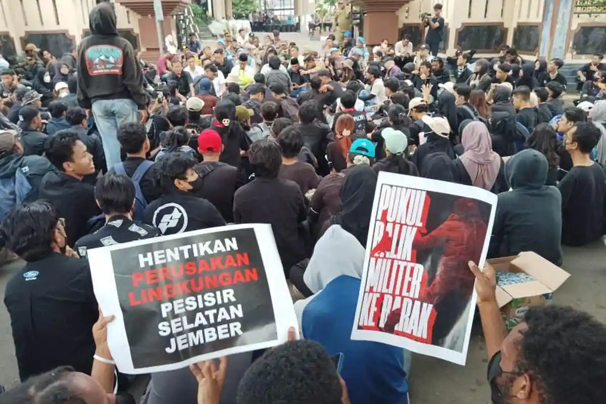 Ratusan Aktivis Solidaritas Jember Melawan Berdemo Tolak UU TNI di Depan Gedung DPRD