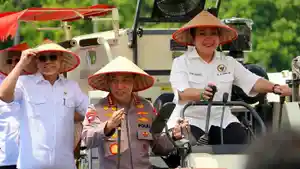 Siti-Hediati-Haryadi-panen-di-OKUT.jpg