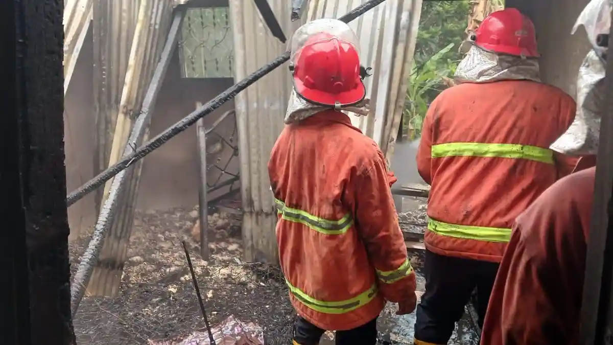 Polsek Perdagangan Bantu Evakuasi Korban Kebakaran di Nagori Sugaran Bayu