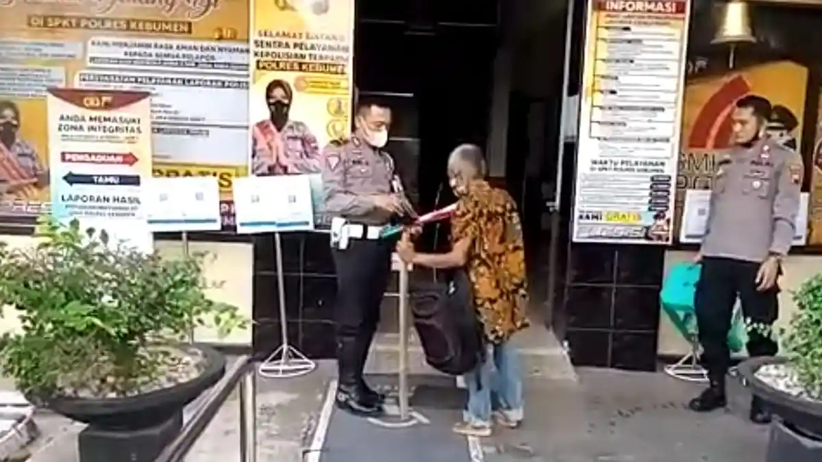 Simbah Pedagang Kemoceng Keliling Nekat Jualan di Polres Kebumen, Malah Dapat Rejeki Nomplok