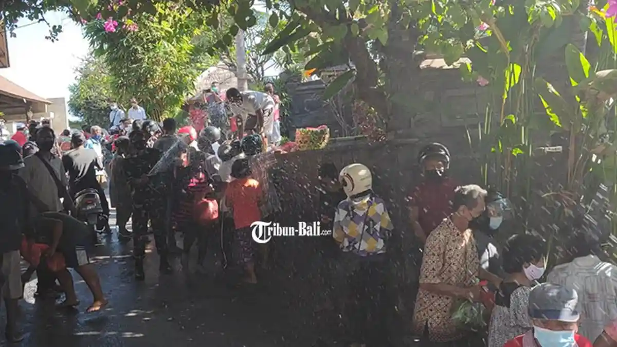 Picu Kerumunan, Aksi Sosial di Penataran Buleleng Dibubarkan, Warga Membandel Disemprot Air