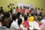 Oki Setiana Dewi Hibur Anak Anak Pengungsi Petamburan