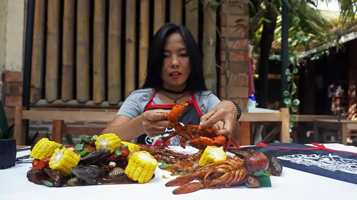 Sensasi Makan Kepiting Langsung di Meja Tanpa Piring Ala The Crabbys