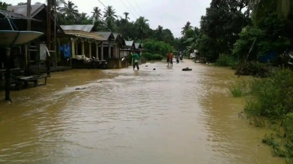 Semalaman Hujan, Jalan Desa Lalayau Terendam