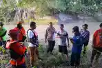 tim-BPBD-Luwu-Sulawesi-Selatan-saat-mencari-keberadaan-anak-yang-diduga-hanyut-di-Sungai-Cimpu.jpg