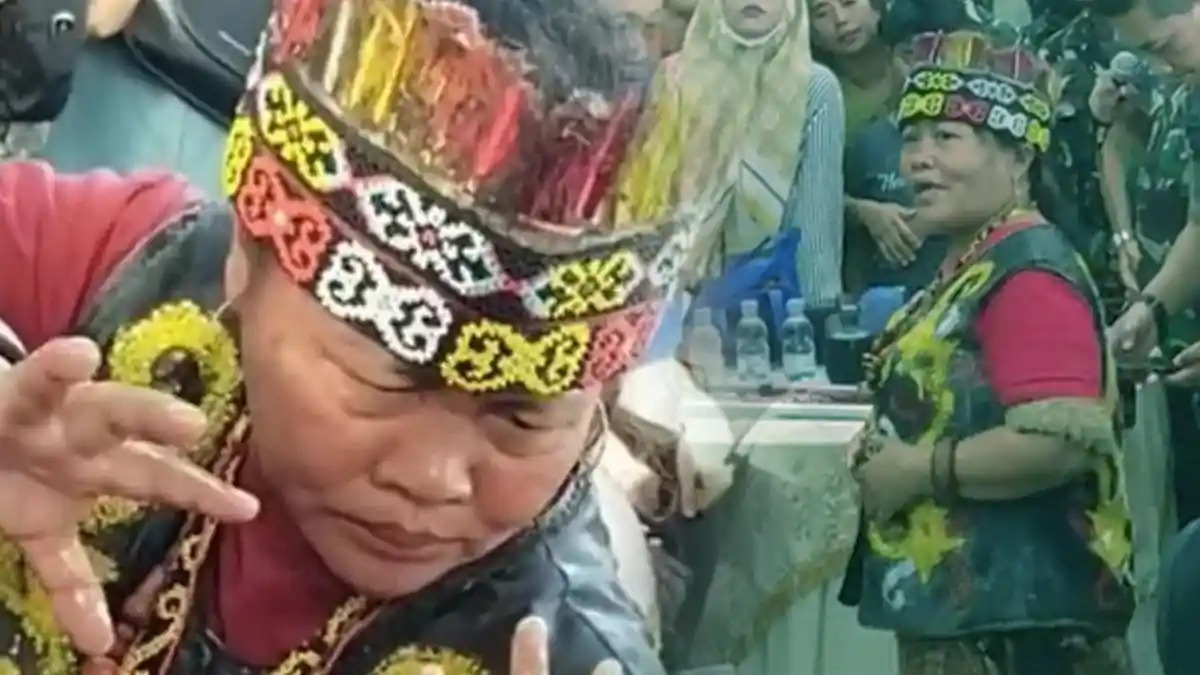 Tawa Moeldoko Kala Saksikan Ida Dayak Berjoget