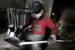 Sekop Tanah dan Pasir Terbuat Dari Drum Bekas