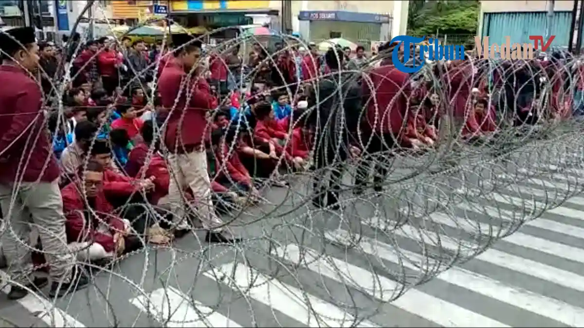 BAWASLU TERKINI, Massa Almamater Merah Mulai Geruduk Kantor Bawaslu Sumut, TONTON VIDEO. .
