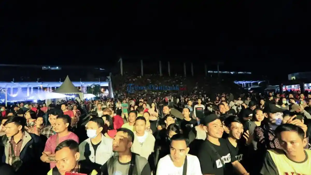 FOTO: Final Lomba Pop singer Lagu Dayak - pengunjung-pop-singer.jpg