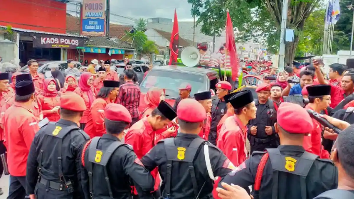 Ratusan Kader PDIP Jember Merahkan Kantor KPU Saat Pendaftaran Bacaleg
