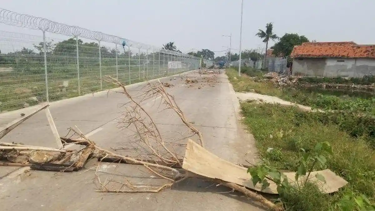 Protes Pembangunan Runway 3, Warga Tutup Paksa Jalan Perimeter Utara Bandar Soetta