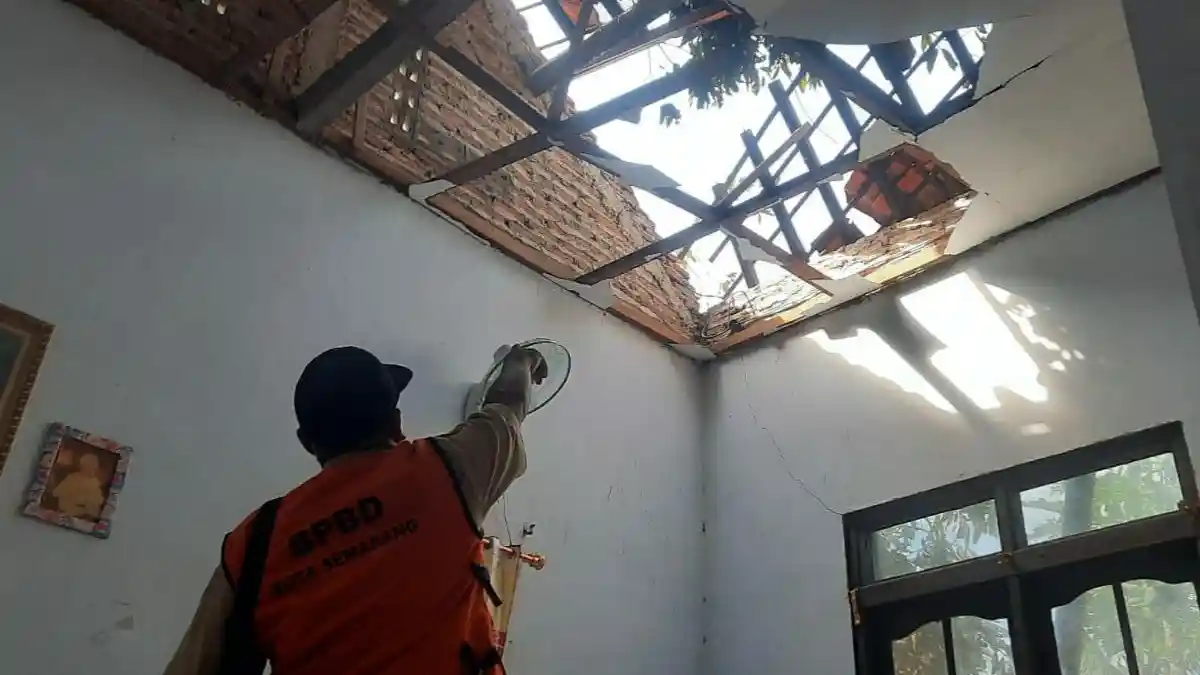 Puting Beliung Rusak Rumah Warga di Gunungpati Semarang