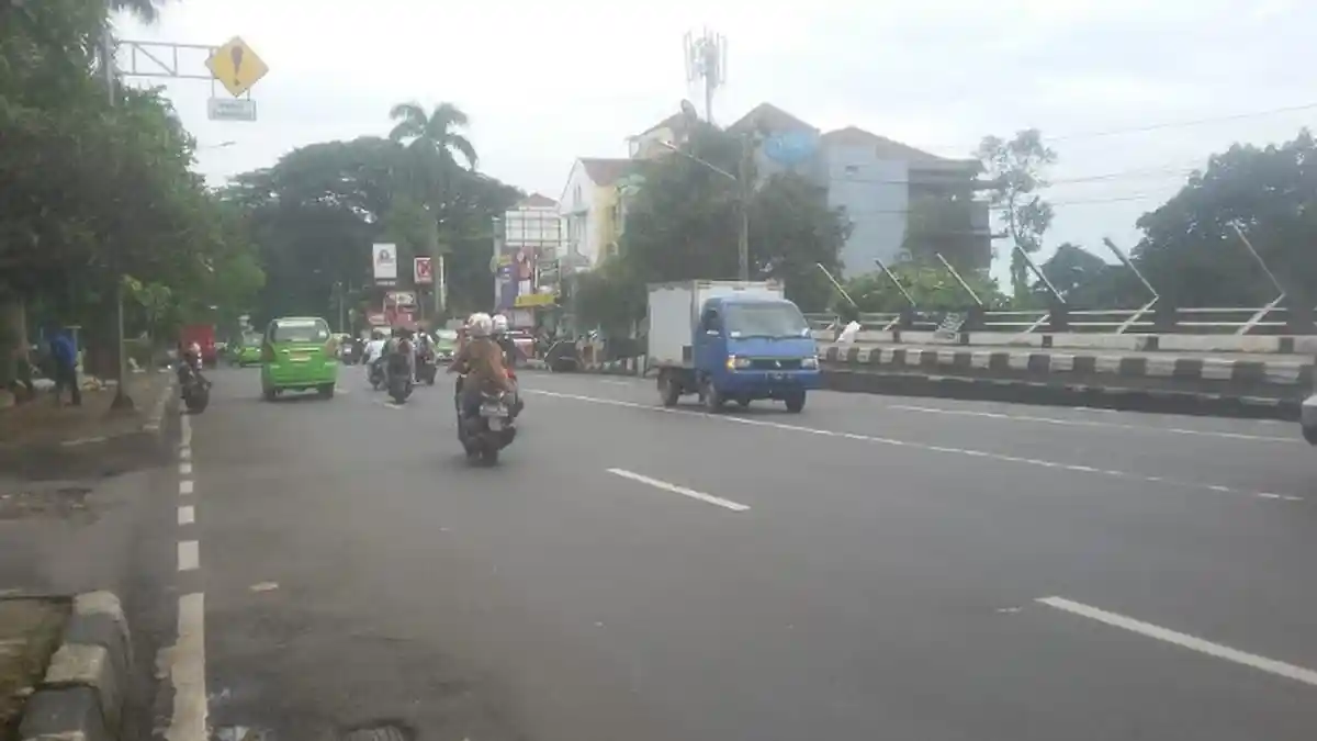 Lalu Lintas Simpang Jalan Sawo Jajar Hingga Mengarah ke Pasar Anyar Lancar