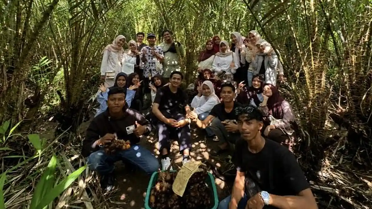 Mahasiswa Pertanian UNIKI Studi Lapangan ke Kebun Salak Sabang