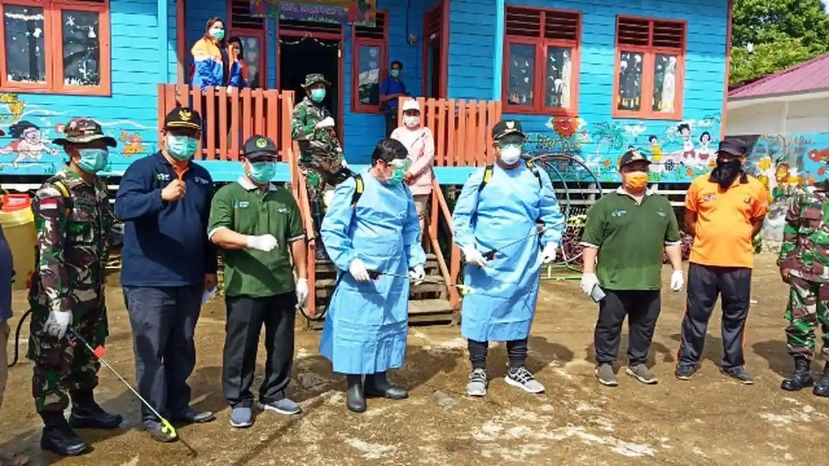 Cegah Covid-19, Bupati Mahulu Bagikan 10 Ribu Vitamin dan Turut Semprot Disinfektan Massal