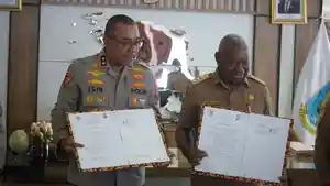 Kapolda-Papua-Barat-Irjen-Jhonny-Edizon-Isir-dan-Gubernur-Papua-Barat-Dominggus-Mandacan.jpg