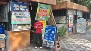 Heriyanto-berdiri-di-depan-lapak-Tahu-Kupat-Pak-Har-di-Shelter-Kuliner-Manahan-Solo.jpg