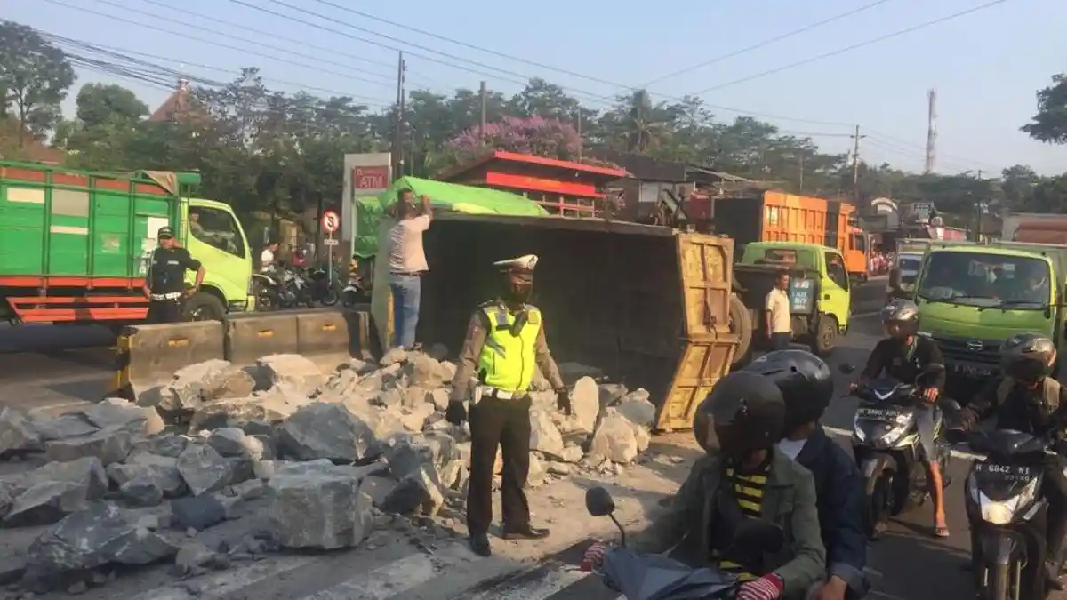 Awas, Lalu Lintas Sementara Tersendat, Ada Kecelakaan Truk Muatan Batu Terguling di Bergas Semarang