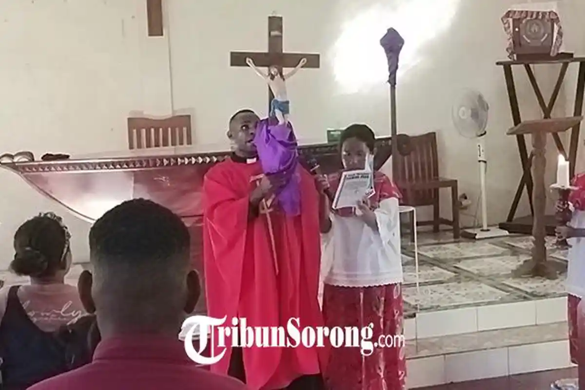 Ibadah Jumat Agung di Kota Sorong, Pater Iventus Kocu: Tetap Beriman di Tengah Persoalan Hidup
