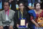 Septiana-H-Pasaribu-didampingi-kedua-orangtuanya-saat-mengikuti-prosesi-wisuda_.jpg