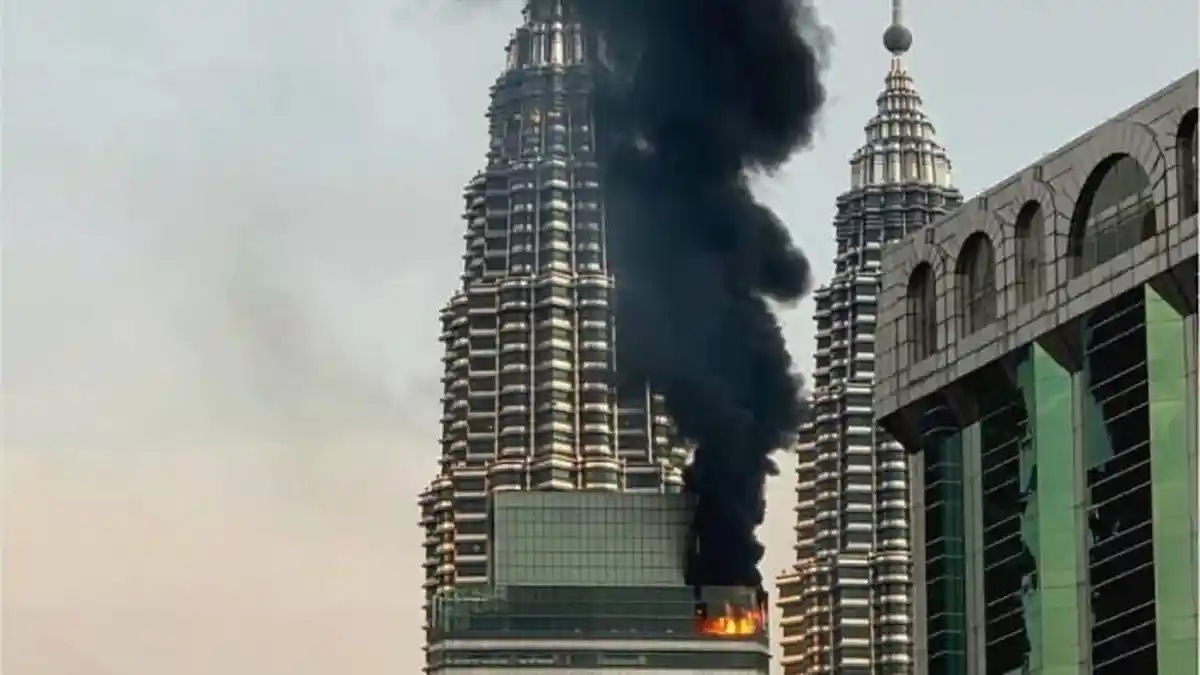 MENARA Petronas Malaysia Terbakar, Diduga dari Restoran Lantai Atas