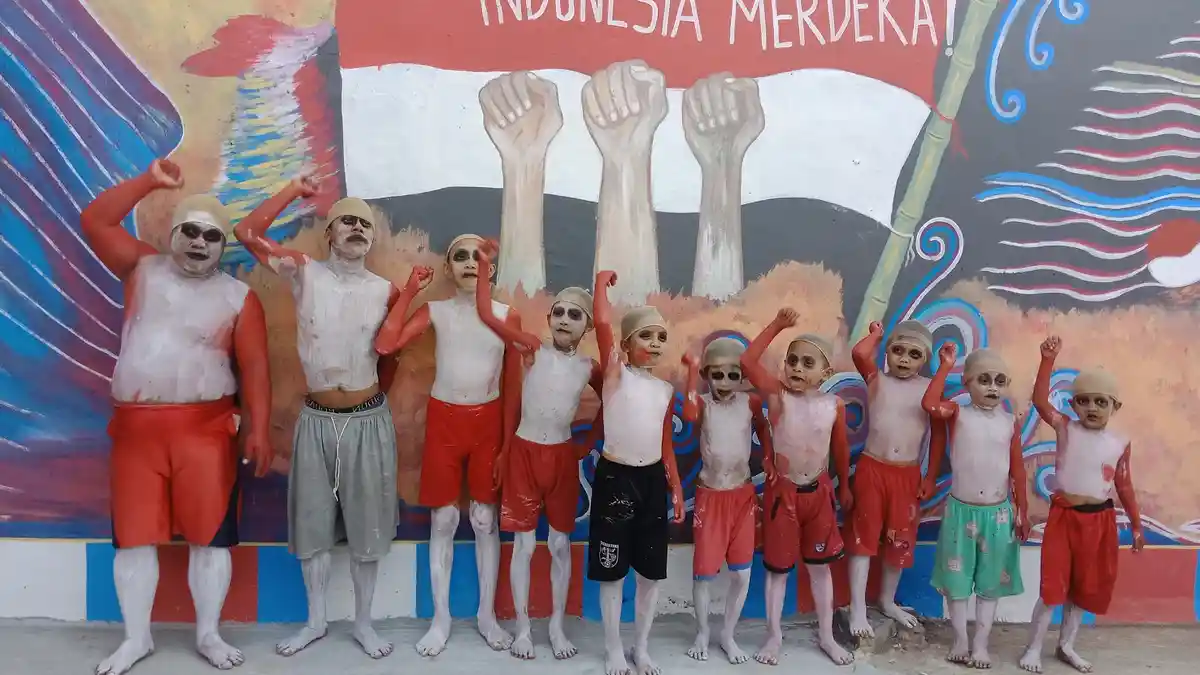 Semarak Hari Kemerdekaan HUT ke-74 RI, Warga Petodanan Batang Kompak Cat Rumah Merah Putih