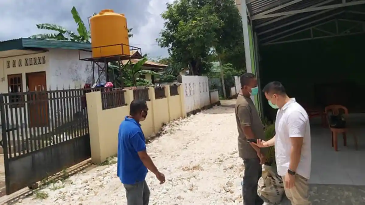 Chris Widodo Beri Bantuan Tanah Putih Tutupi Jalan Tergenang, Pemkot Diminta Beri Perhatian