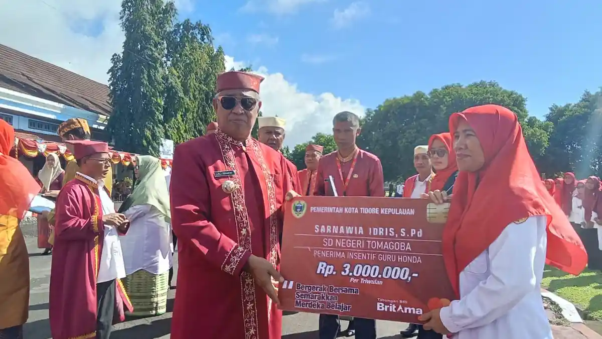 Pemkot  Tidore Berikan Insentif  300 Guru Honor dan 273 Operator Sekolah  di Hardiknas tahun 2023