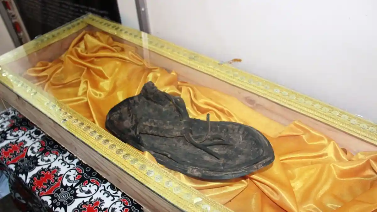 Foto-foto Sandal yang Dipakai Rasulullah SAW Berdakwah