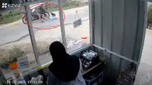 Tangkapan-layar-rekaman-CCTV-bocah-perempuan-ditabrak-motor-di-Labibia-Kota-Kendari.jpg
