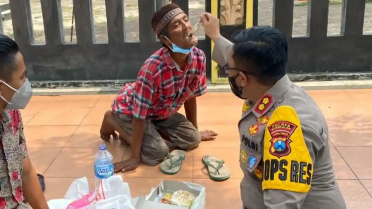 Kapolres Bangkalan Perintahkan Ajudan Putar Balik, Lalu Keluar dan Suapi Pria Renta di Atas Trotoar