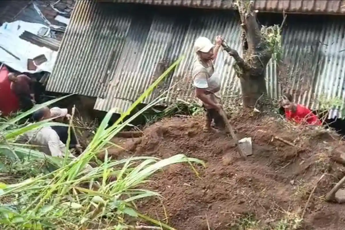 Tebing Setinggi 15 Meter Longsor Menimpa Rumah Warga Desa Kemirigede Blitar