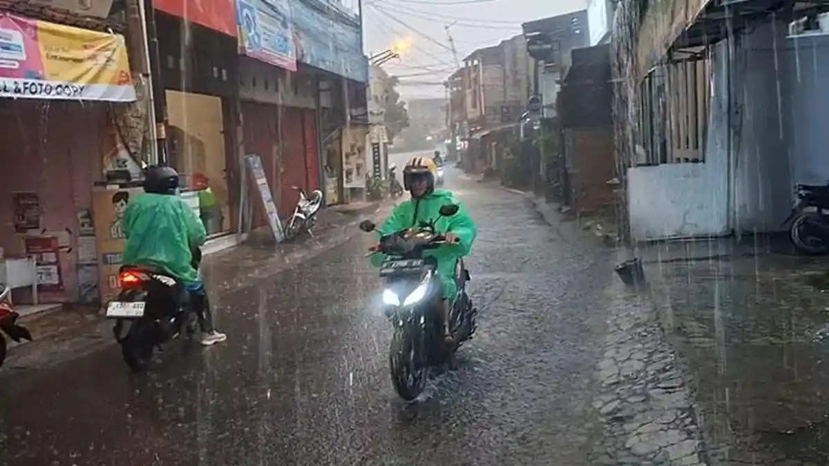 Waspada, Hujan Deras Melanda Bogor Minggu Sore Ini, Berpotensi Mengguyur Sampai Malam