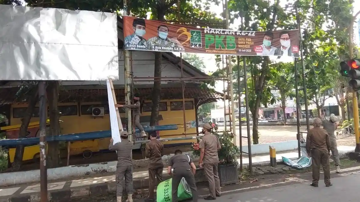 Satpol PP Kabupaten Pekalongan Tertibkan Baliho Langgar Aturan