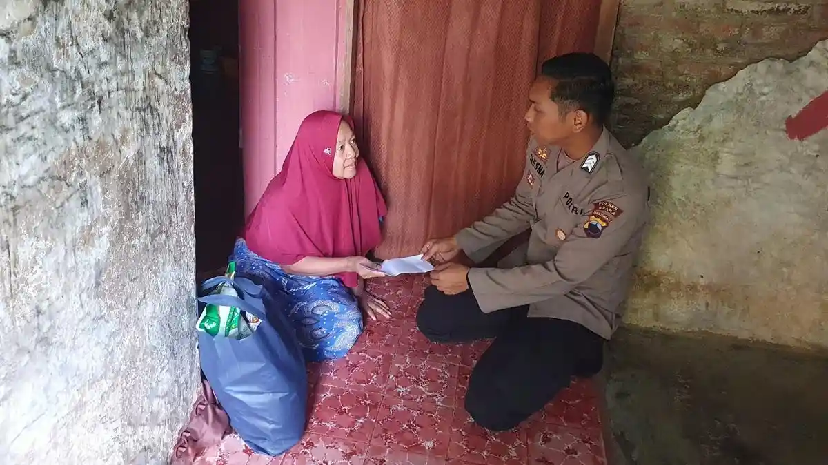 Tangis Haru Mbah Sulaseh, Lansia Sebatang Kara di Jepara yang Rutin Disambangi Brigpol Kresna