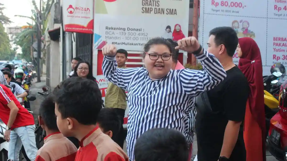 Bahagianya Aleta Molly Bisa Berbagi Kasih Dengan Anak Yatim
