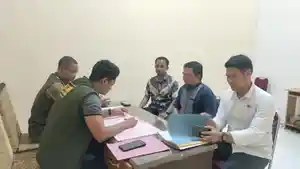 Penyidik-Gakkumdu-saat-memeriksa-kelengka.jpg