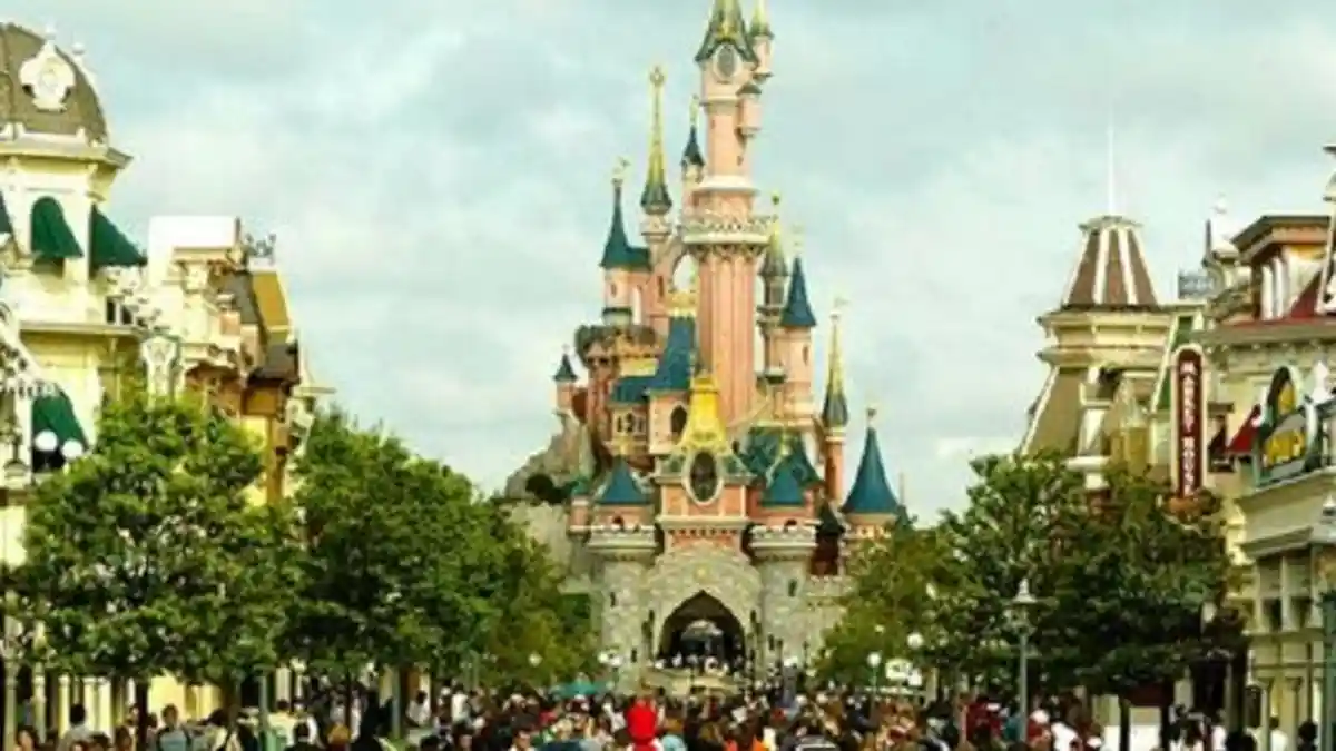 Disneyland Paris Ditutup Sementara