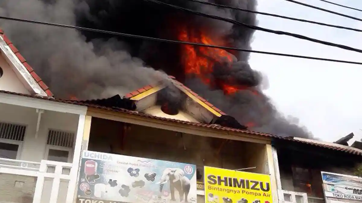 Toko Bangunan di Jalan Mulyosari Surabaya Terbakar