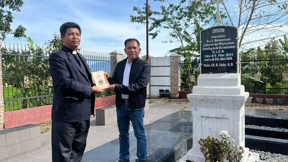 Landen Marbun Terima Buku Sejarah Penginjilan IL Nommensen selama 56 Tahun