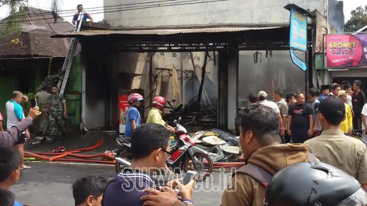 Bengkel Mobil di Kediri Terbakar, Dua Mobil PMK Dikerahkan untuk Padamkan Api
