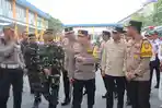Kapolri-bersama-Menteri-Perhubungan-dan-Panglima-TNI-saat-di-Terminal-Purabaya.jpg