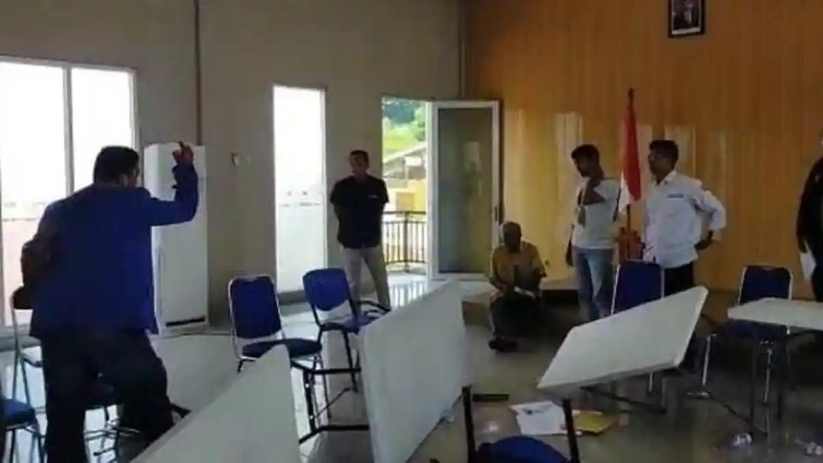 Warga Terdampak Tol Cisumdawu Ngamuk di Kantor BPN Sumedang, Gulingkan Meja dan Lempar Kursi